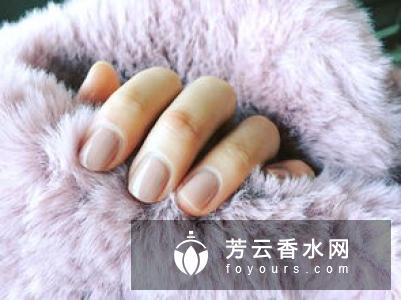 亮油和底油都是美甲过程中不可缺少的步骤