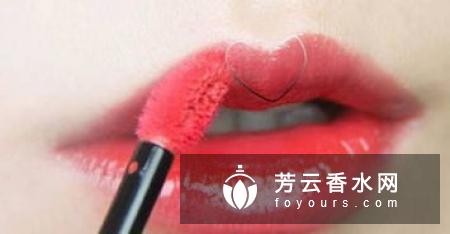 唇釉怎么涂不沾杯 涂唇釉嘴唇干是怎么回事