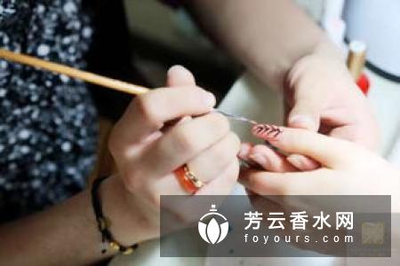 做美甲照灯的顺序 照灯多长时间为好