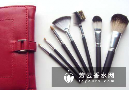 眼线刷硬了怎么回事 防水眼线液怎么卸妆