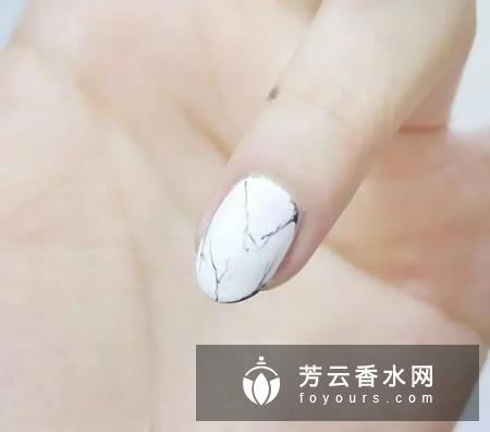 大理石美甲怎么做教程 怎么淡化线条